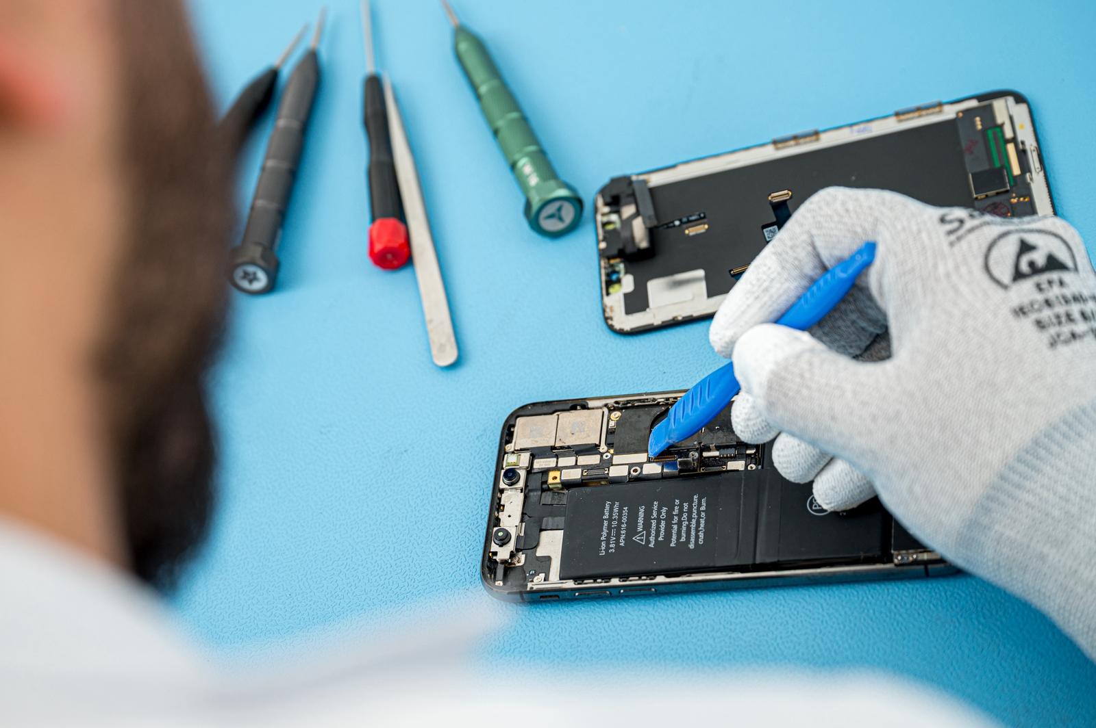iPhone reparatie Dokkum — ESD gecertificeerde technicus repareert iPhone