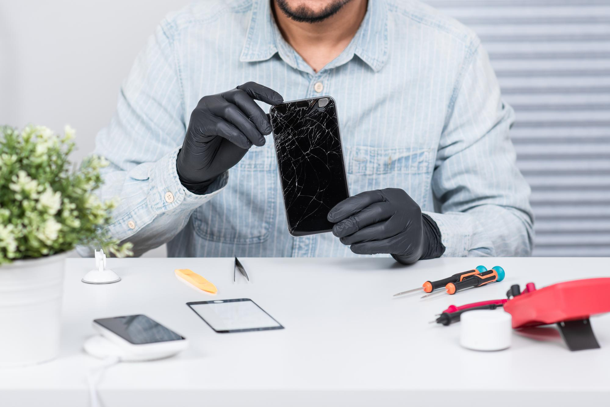 Samsung reparatie Dokkum — technicus repareert Samsung telefoon met professioneel gereedschap