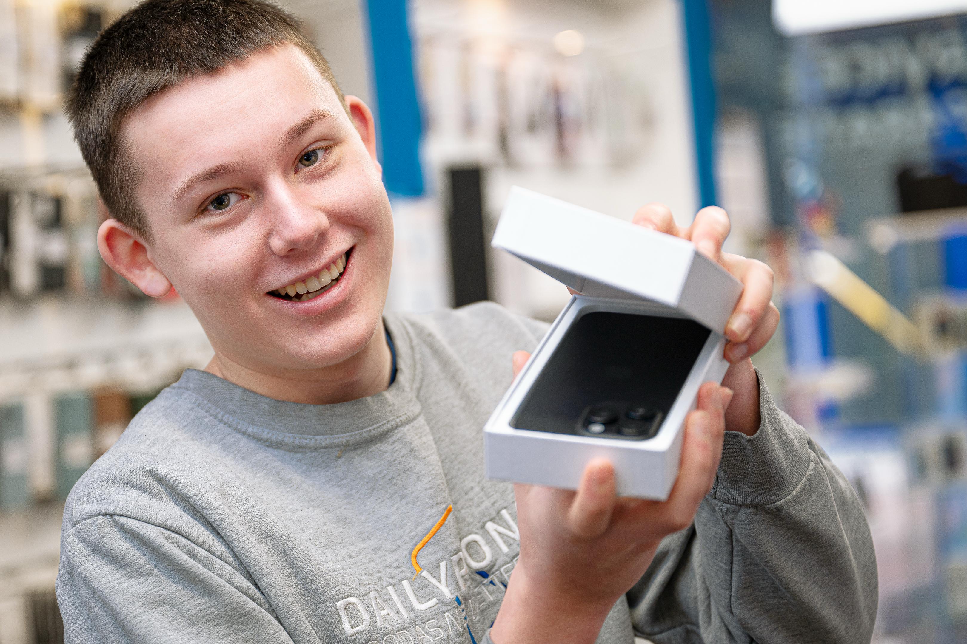 Daily Phones medewerker toont refurbished iPhone — telefoonwinkel Dokkum verkoop